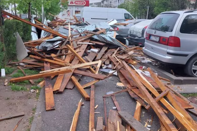 Acoperișuri smulse de vânt și peste 20 de mașini avariate în Craiova, după o vijelie