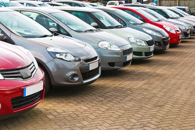 Autoritățile publice își vor putea cumpăra mașini mai scumpe. Legea a fost promulgată de Klaus Iohannis
