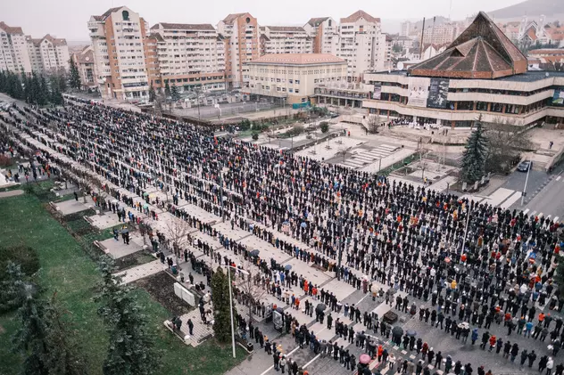VIDEO | Imagini impresionante în Miercurea Ciuc. Mii de oameni au participat la tradiţia de Paşte