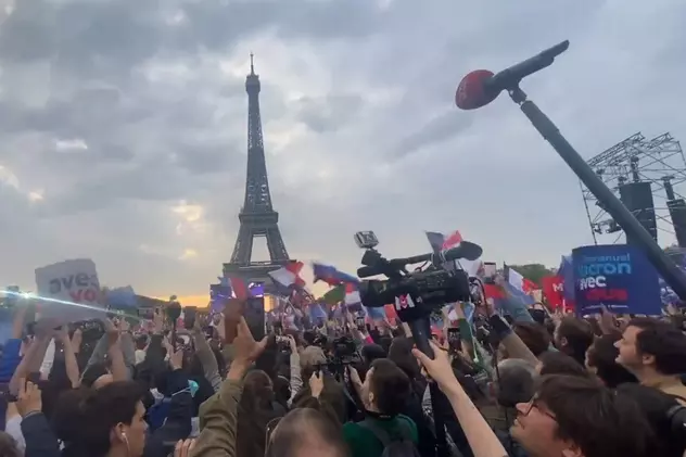 Explozie de bucurie în centrul Parisului. Momentul în care a fost anunțat rezultatul alegerilor