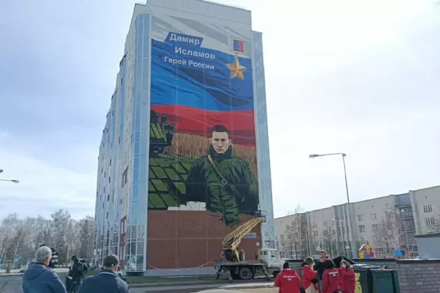 VIDEO| Comandantul unui tanc rusesc, mort în Ucraina, pictat pe un bloc: „Țara noastră are nevoie de eroi ca el!”