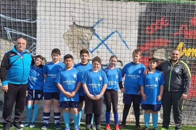 Gafa CSM Bucureşti, pe contul oficial: Poză cu juniorii de la rugby în fața unui zid pe care era desenată o svastică