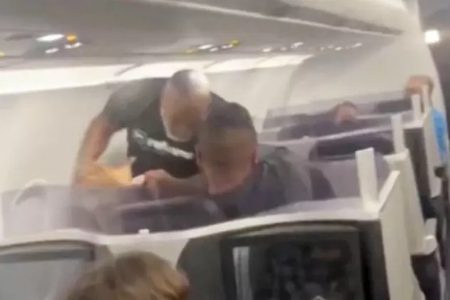 VIDEO | Mike Tyson a bătut un pasager în avion. „Mike, Mike, te rugăm, oprește-te!”