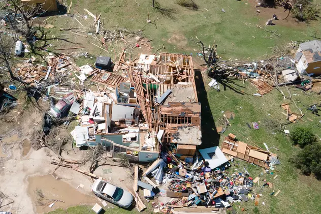 100 de case distruse și mii de oameni fără curent electric, după ce o tornadă a devastat statul american Kansas