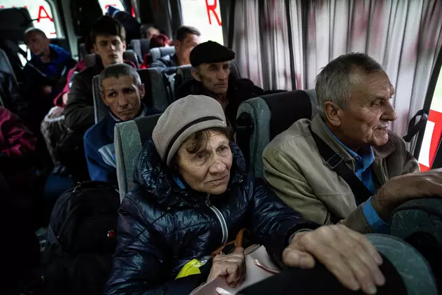 People sit in a bus during evacuation | Foto: Profimedia