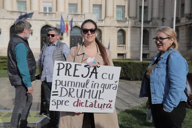Protest în fața Ministerului de Interne în semn de solidaritate cu jurnalista Emilia Șercan. Foto: Eli Driu