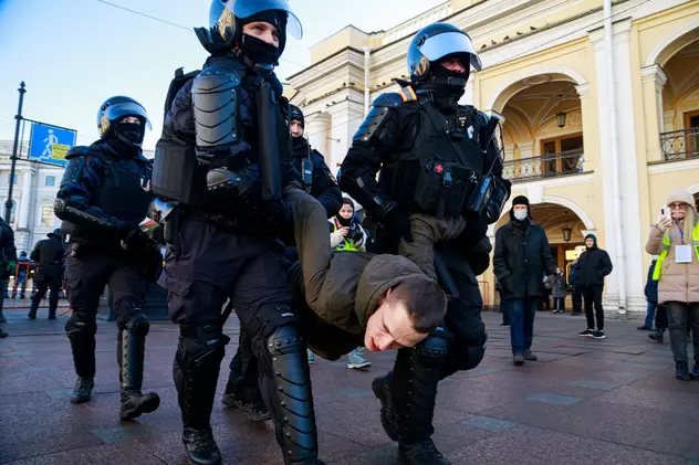 Într-un gest rar, doi deputați din Sankt Petersburg au cerut ca studenții care au participat la proteste să nu fie exmatriculați