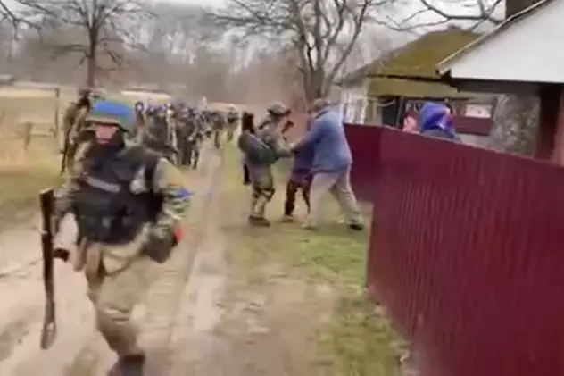 VIDEO | „Cât v-am așteptat!” Soldați ucraineni, primiți cu lacrimi și mâncare de oamenii dintr-un sat eliberat