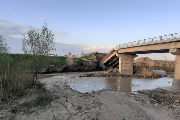 Un pod peste râul Putna, aflat în lucru, s-a prăbușit din cauza ploilor din ultimele zile