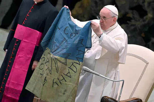 Papa Francisc, un nou apel la încetarea războiului, în timp ce ține în mâini un drapel ucrainean primit din Bucha: „Este din ce în ce mai îngrozitoare cruzimea”