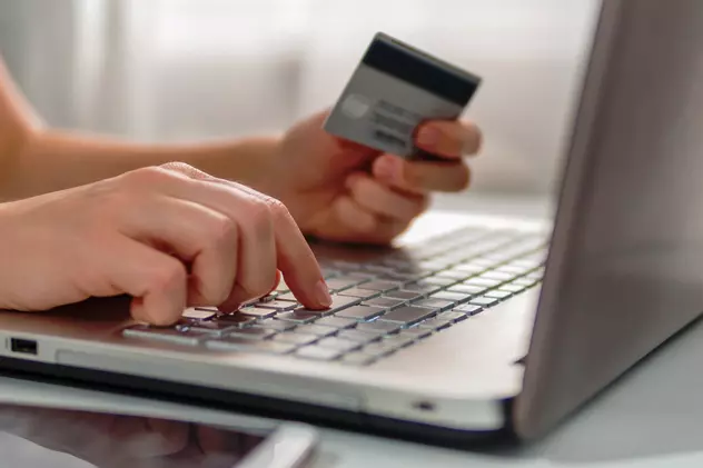 Cum poți să transferi online bani dintr-un cont în altul