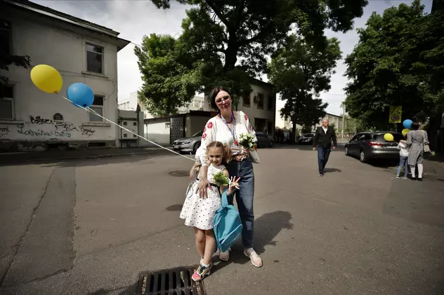 „Am simțit că suntem importanți”. Reportaj de la vizita lui Jill Biden la școala din București care găzduiește elevi ucraineni