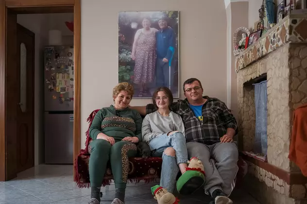 Suferințele unei familii plecate la muncă în Italia ca să-și poată opera copilul. „Dormeam în cameră cu ăi bătrâni și mâncam resturile. Într-o lună slăbisem 26 de kilograme. Eram piele și os”