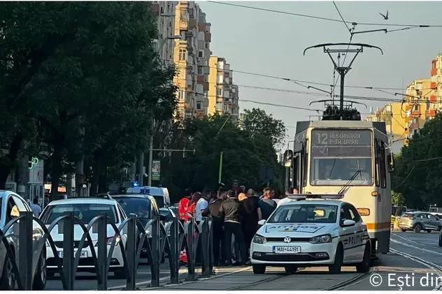 Femeie târâtă câțiva metri de un tramvai în București, după ce a încercat să urce cu un cărucior în care era un bebeluş