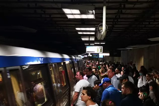 Circulația la metrou, dată peste cap după ce un metrou a fost cuprins de fum, în apropiere de stația Piața Romană