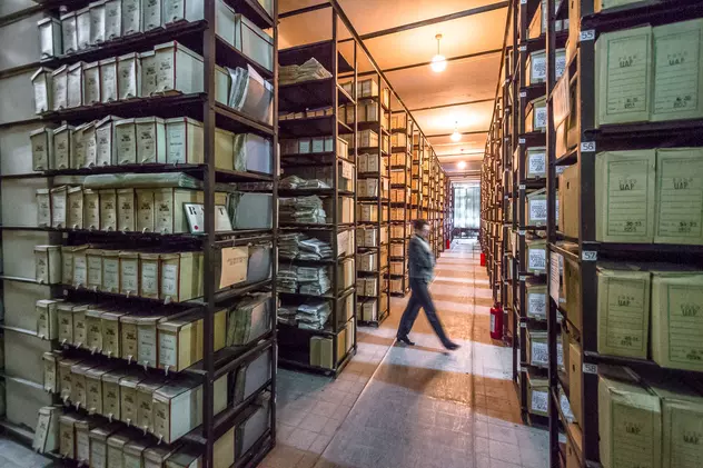 Arhiviștii acuză SRI și „Doi și-un sfert” că au distrus documente importante din comunism și de la Revoluție: „Aceste mașini de tocat memorie și istorie să fie retrase în cazărmi”