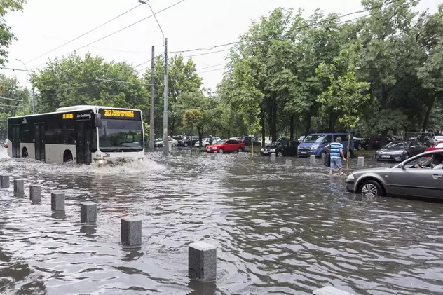 Capitala, inundată: Circulație blocată pe bulevardul Tineretului, din cauza acumulărilor de apă, autobuze deviate