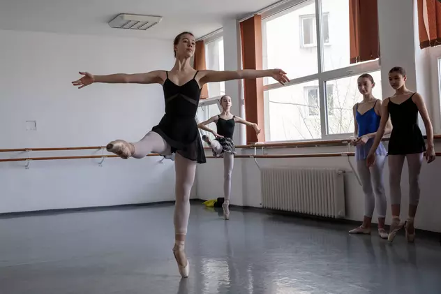 Povestea elevilor din Ucraina care învață arta dansului la un liceu din București: „Poți să dai și din mâini, ei înțeleg ceea ce vrei să spui”