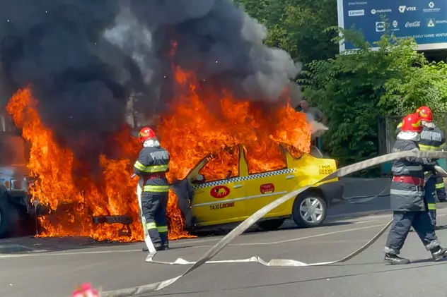 VIDEO. Momentul în care o mașină arde cu flăcări de câțiva metri în nordul Bucureștiului. Șoferul a oprit la timp