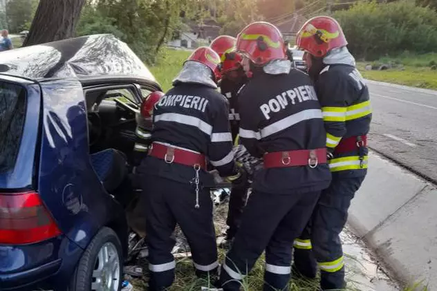 O persoană a murit și alta e în stare gravă la spital, după ce mașina în care se aflau s-a lovit violent de un copac în Hunedoara