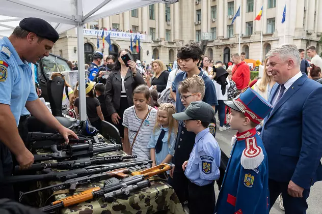 De Ziua Copiilor, ministrul de interne, Lucian Bode, le-a arătat elevilor arme. Și chiar dacă nu suntem în SUA, tot e profund greșit