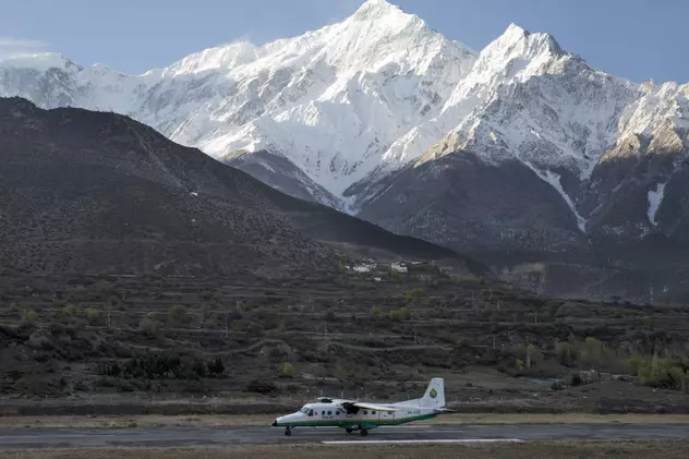 Un avion cu 22 de oameni la bord a dispărut în Nepal. Zbura pe o rută frecventată de turiști