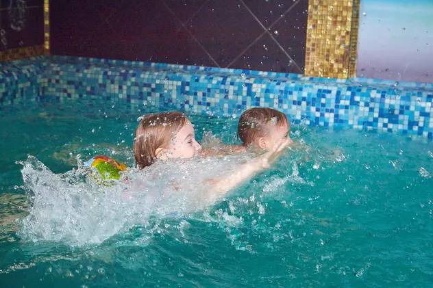 Beneficiile înotului - de ce să îți dai copilul la înot