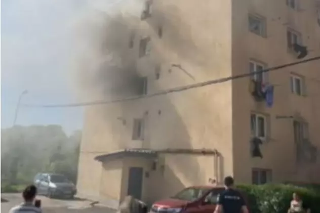 Incendiu puternic la un bloc din Brașov. Peste 50 de persoane, evacuate