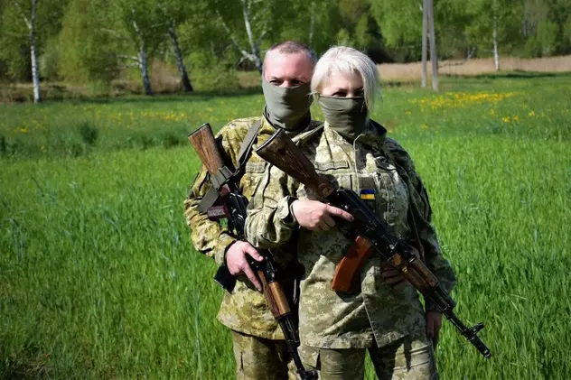 „Pe aici nu se trece!”. Doi soți apără cu arma în mână granița Ucrainei