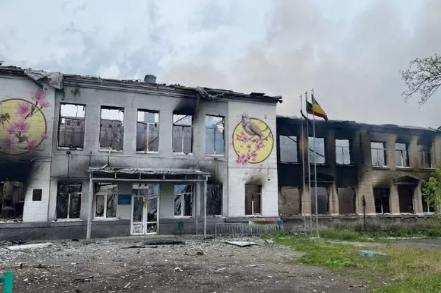 Rușii, acuzați că au folosit bombe cu fosfor alb la o școală din Doneţk. Clădirea a fost mistuită de flăcări
