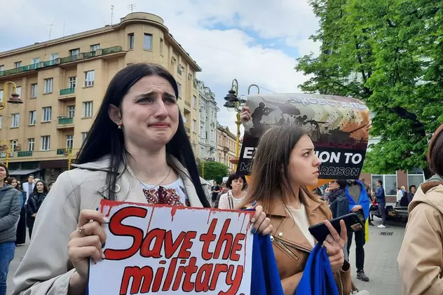 Manifestație cu lacrimi în ochi a soțiilor și a mamelor soldaților care apără Azovstal: „Scoateți-ne copiii de acolo!”