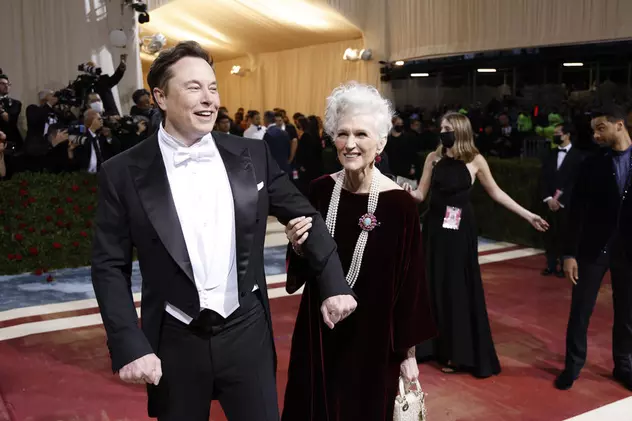 Mama lui Elon Musk doarme într-un garaj când îl vizitează: „Nu poți să ai o casă fancy lângă un loc de lansare a rachetelor”