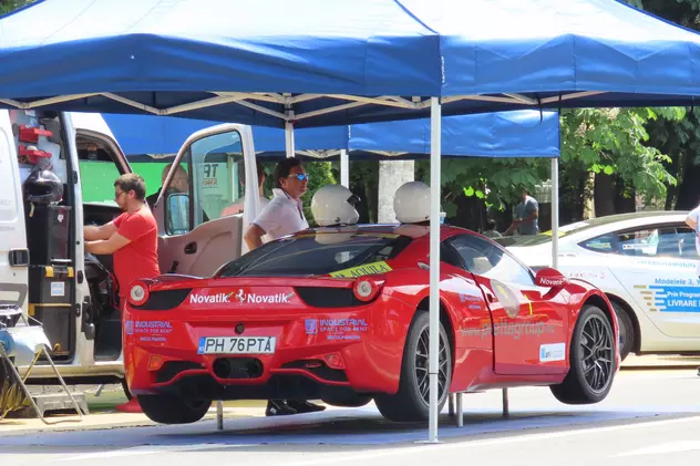 VIDEO | Accident înainte de startul unei competiții auto. Un șofer cu Ferrari a intrat în două mașini parcate
