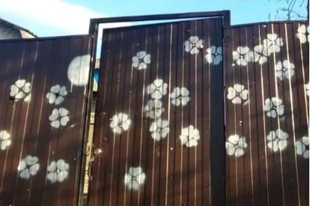 Ucrainenii din Hostomel au desenat flori pe porți, pe locul găurilor lăsate de gloanțe