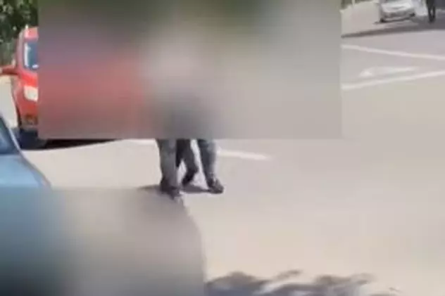 VIDEO | O femeie din Focșani, acuzată că a bătut un elev după ce i-a trecut prin fața mașinii. Polițiștii au deschis dosar penal