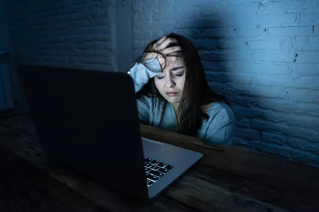 Frica de respingere - o femeie sta suparata in fata unui laptop