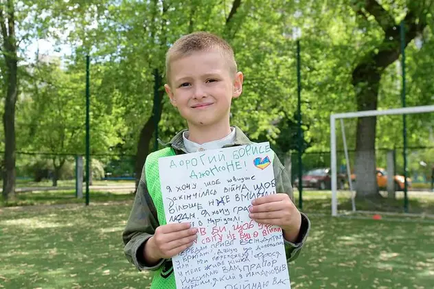 "Vreau să se oprească moartea oamenilor". Un băiețel de 6 ani care și-a pierdut părinții în Mariupol i-a scris lui Boris Johnson