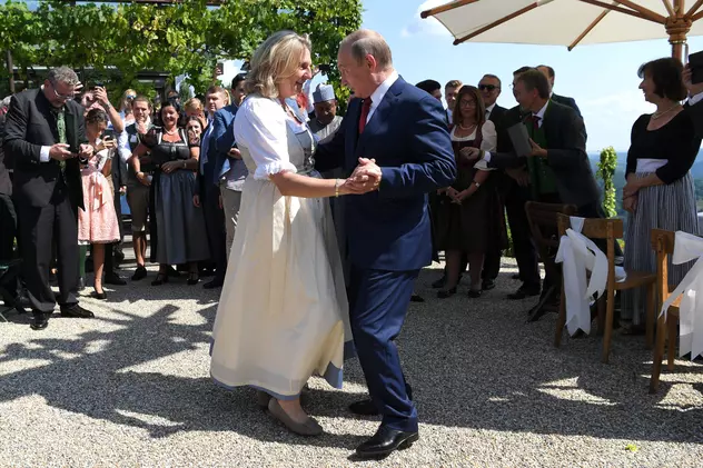 Fosta şefă a diplomaţiei austriece, care a dansat cu Putin la nunta ei, a demisionat din conducerea companiei ruse Rosneft