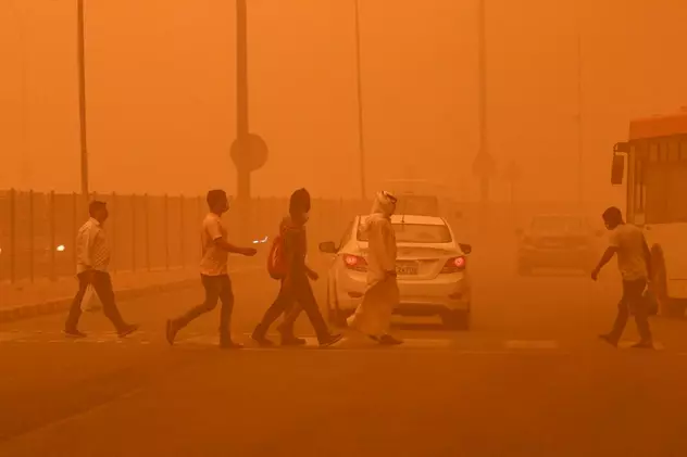 Furtuna de nisip care costă Orientul Mijlociu 13 miliarde de dolari este pe cale să se înrăutățească. Mii de oameni ajung la spital cu probleme respiratorii