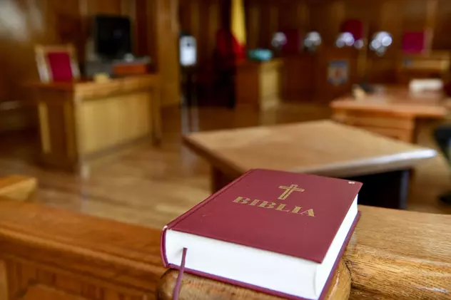 Acuzat de furt, un bărbat din Galați i-a cerut judecătorului patru ciorbe de burtă pentru a da declarații și apoi l-a amenințat: „Vă arunc cu Biblia în cap”