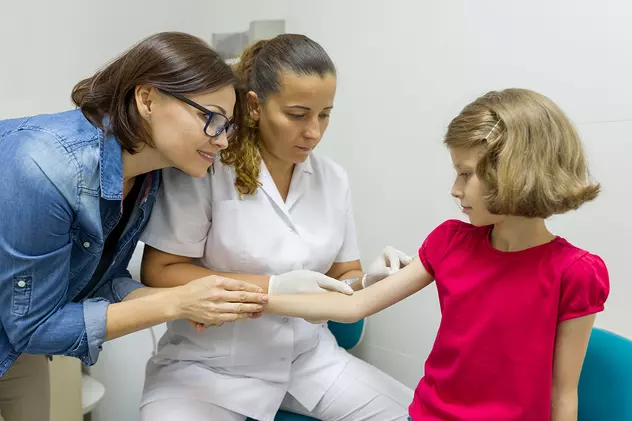 Studiu: Aproape jumătate din părinții români știu că vaccinarea anti-HPV previne cancerul de col uterin. Numai 7% dintre ei neagă legătura dintre virusul HPV și cancer