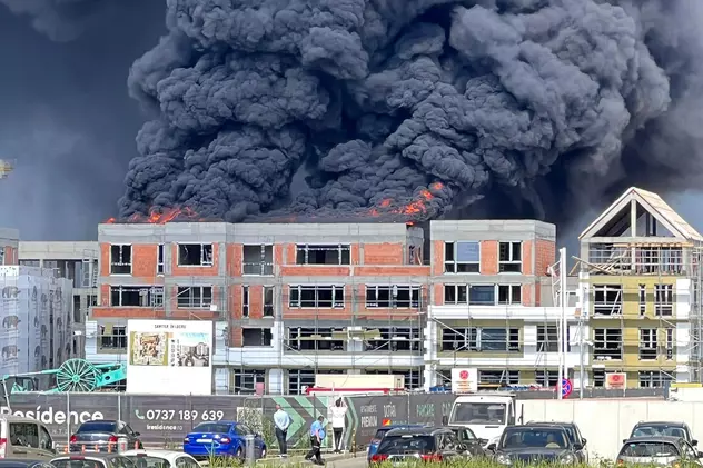 VIDEO | Incendiu masiv în nordul Capitalei, în zona Pipera. Un bloc în construcții, cuprins de flăcări