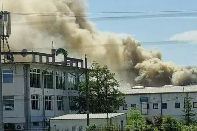 Incendiu cu degajări mari de fum la un depozit din Timişoara. Intervin mai mulți pompieri