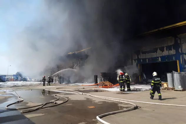 Incendiu cu degajări mari de fum la un depozit din Oradea. Intervin zeci de pompieri