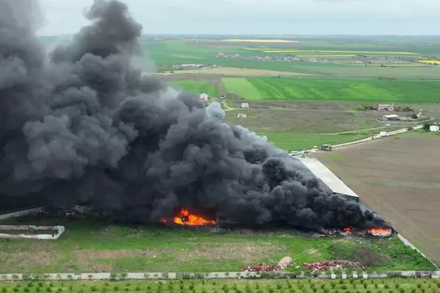 VIDEO | Imagini filmate cu drona de la incendiul de la un depozit de deșeuri din Techirghiol. Zeci de pompieri au intervenit