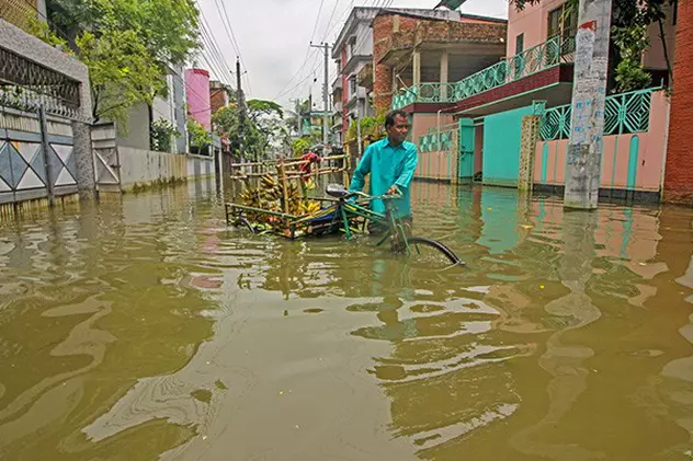 Zeci de morți și milioane de oameni izolați, după cele mai grave inundații din ultimele decenii, în Bangladesh și India