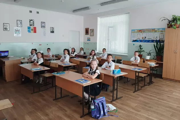 Profesori din școlile românești din Transnistria, provincie aflată în cod roșu de alertă teroristă: „Oamenii pleacă din regiune, noi rămânem alături de elevii noștri”