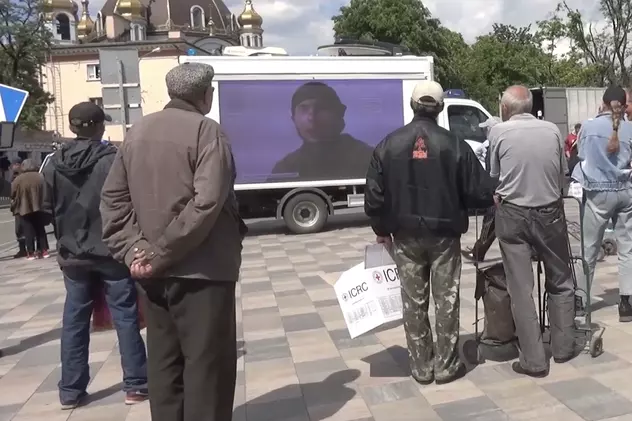 Rusia a trimis în Mariupolul devastat dubițe cu televizoare uriașe, unde rulează propaganda anti-ucraineană