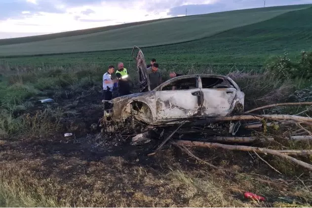 Momentul în care o mașină se izbește de copac și ia foc, surprins de o cameră de bord. Un tânăr de 18 ani a murit carbonizat