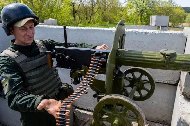 VIDEO| Rușii râd de ucraineni că se luptă cu o mitralieră model 1910 pe care o răcesc cu apă